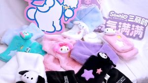 หนาวนี้สุดชิค ผ้าพันคอกำมะหยี่ เก๋สุด SANRIO งานแท้ - มีทั้งหมด 6 ลาย - มีตัวตุ๊กตาเกาะ - ขนนุ่ม ทำจากเส้นใยโพลีเอสเตอร์ 100% - ขนาด 110×12 cm