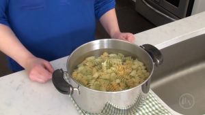 Strain Pot Strainer and Pasta Strainer - Adjustable Silicone Clip On Strainer for Pots Pans