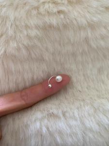 ต่างหูไข่มุกน้ำจืดเงินแท้ S999 สำหรับผู้หญิง ต่างหูแบบหัวเข็มขัดแบบหมุด ต่างหูแบบโค้ง ต่างหูแบบแขวนหลัง ต่างหูแบบเรียบง่าย