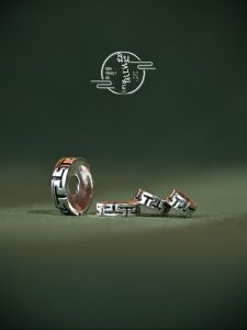 จี้ป้องกันโลหะผสมเงินชุบทอง เครื่องประดับหนังสัตว์สำหรับสร้อยข้อมือ เครื่องประดับแบบเรขาคณิต ลายหัวรhesque สีดำ