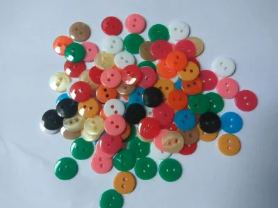 kancing baju gepeng 2lubang campur warna 11mili isi 100pcs