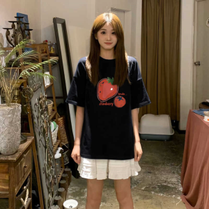 T-Shirt Wanita Lengan Pendek Korea/Japan Ukuran Besar Motif Stroberi Katun Tipis Bernapas Premium Desain Longgar Slim Fit Tren Musim Panas 2025 Baju Santai Kerah Bulat Instan Stylish Gaya segar dan sederhana Serbaguna Nyaman Ramah kulit Tops