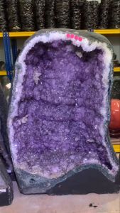 xtra large amethyst geode full of flower purple geode crystal cave#新山水晶店 #johorbahru #crystal #sslive大型98kg天然紫晶洞 多处爆花晶体 共生也是花型方解石 全绕着绿幽灵皮 高height: 72cm 宽width: 46cm x 29cm 洞深hole: 17cm 重weight: 98kg 📍Johor Bahru 区可自行取货或邮寄服务