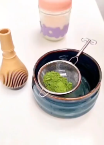 กระชอนร่อนผงชา ร่อนผงมัทฉะ กระชอนสแตนเลสแท้ กระชอนร่อนผงชา ที่กรองชา กระชอนกรองน้ำชา มัทฉะ Fruitu Matcha Whisk เกรดอาหารพร้อมที่ปัดเรซิ่น ปัดแปรงชาแบบใช้ซ้ําได้ ผสมอย่างรวดเร็วและสม่ำเสมอ ผสมอย่างรวดเร็วและสม่ำเสมอ