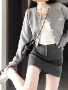 Áo Len Cardigan Dệt Kim Màu Xám Ôm Vừa Vặn Dài Tay Thời Trang Đầu Thu Cho Nữ Áo Khoác Ngoài Ngắn Thời Trang Cao Cấp