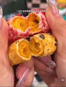 Fasimiyu ขนมจีน ไข่ม้วน ขนมปังกรอบไข่แดงเค็ม เหนียวนุ่ม ทั้งหอมและกรอบ Salted egg yolk omelet 160g/Bag รสโกโก้/ต้นสนเนื้อสาหร่าย/สตรอเบอร์รี่/นม/กุหลาบ/มะลิ ขนมอาหารเช้า ขนมอบลําลอง 咸蛋黄奶酥蛋卷