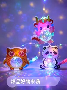 เคล็ดลับสินค้ายอดนิยมให้คุณคิดถึงแผ่นขายของในตลาดกลางคืน โคมไฟโปรเจคเตอร์LED แท่งเรืองแสง ลายการ์ตูน ขนาดเล็ก พกพาสะดวก เหมาะสำหรับเด็กๆ ฉลองปีใหม่