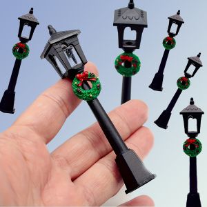 Đèn Trang Trí Giáng Sinh Hình Cột Đèn Nhỏ Với Vòng Hoa Trang Trí Lễ Hội & Tượng Nhỏ Hình Cột Đèn Đường Màu Đen Để Trang Trí Ngày Lễ