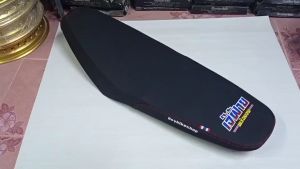 เบาะปาด โซนิคใหม่ ทรงกลาง เบาะเจ้ฝ้ายพร้อมจบ สีดำ เย็บตะเข็บคู่ ด้ายแดงเบาะมอเตอร์ไซด์ SONIC New