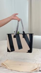 Rally Movement Tote Bag กระเป๋า rally แท้ กระเป๋าโท้ท กระเป๋าทรง กระเป๋าโท้ท ใหม่เอี่ยมในกล่อง ลายทอโลโก้ White