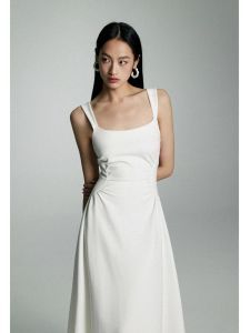 ชุดเดรสสายเดี่ยวสีขาวสไตล์ฝรั่งเศสชุดเดรสคอเหลี่ยมจับจีบเก็บเอวยาวคลุมเข่าสง่างามใส่ช่วงฤดูร้อนสำหรับผู้หญิง