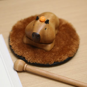 โมเดิร์น Minimalist Capybara ไม้ประติมากรรมปลาความเครียดบรรเทาไม้เดสก์ท็อปตกแต่งอารมณ์ Stable Hermaphrodite ของขวัญ