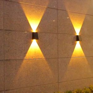 Đèn led hắt tường năng lượng mặt trời treo gắn ngoài trời sân vườn kháng nước nhiều màu sắc