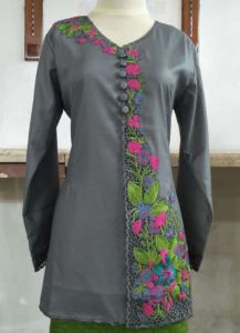 Atasan Kebaya Encim Dewasa Model Kurung Lengan Panjang dengan Bordir Bunga Warna-Warni dan Detail Renda.