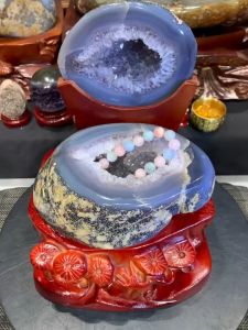 JUBAOPEN decoration with wood base nice amethyst crystal polished outer 双晶体💯天然玛瑙聚宝盆 抛光打磨光滑外皮 水蓝色玛瑙色泽美丽👍 洞里结晶紫水晶体再二次结晶白水晶✅ 底盆左侧可见紫水晶体 🆓🆓🆓附送特制实木底座 整体高total height: 29cm 宽total width: 21.5cm x 19cm 重total weight: 5.9kg 玛瑙宽raw width: 20cm 洞深hole: 3