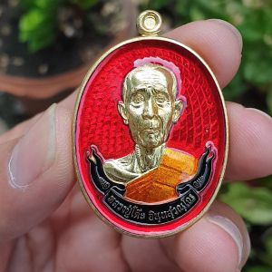 เหรียญ รุ่น อนุโมทนา หลวงปู่โต๊ะ รับประกันแท้ วัดถ้ำสิงโตทอง ปี 2566 เนื้อทองฝาบาตร พื้นแดง โบว์ดำ พระแท้ราคาถูก วัตถุมงคล ค้าขายดี