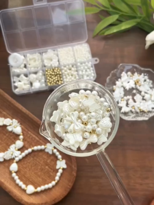800Pcs ABS Imitation Pearl Beads Kit Mixed White Beige Pearls Gold Spacers Butterfly Charms DIY Bracelet Necklace Jewelry Making Craft Gift for Girls