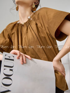 เสื้อยืดแขนสั้นผู้หญิง Plum Jan สไตล์เรโทรหรูหรา แขนสั้น คอตั้ง สีพื้น ผ้าโพลีเอสเตอร์ 80% สำหรับฤดูร้อน