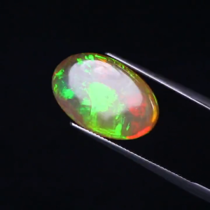 5.38 สุดยอด! อัญมณีทรงคาโบชองโอปอลสีขาวหลากสีสันอันเป็นเอกลักษณ์