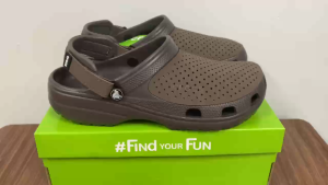 Giày sục crocs chuẩn xịn chống hôi chân nhựa tế bào êm mềm đúc liền khối siêu bền đi mưa lội nước đi biển Yukon Leather Clog màu nâu cho nam