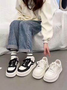 มาใหม่ รองเท้าผ้าใบผู้หญิง ชุดแฟชั่นจับคู่สี เรียบง่ายและใจกว้างเรียบง่ายและใจกว้าง ส้นแบน หัวมน แมทช์ได้ทุกชุด สำหรับผู้หญิง รองเท้า