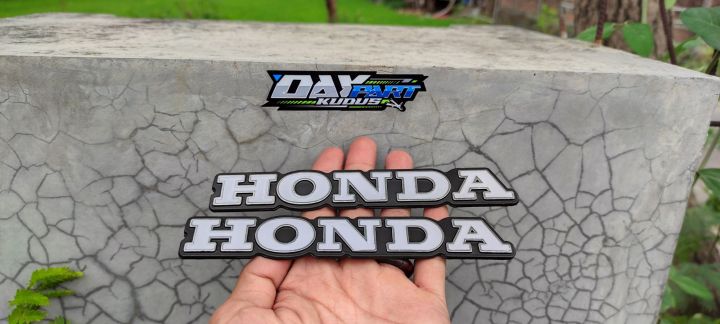 emblem%20tangki%20cb%20125%20mirip%20ori%20original%20emblem%20tanki%20honda%20cb125%20detail%20ori%20original%20emblem%20cb%20gelatik%20cb%20125%20emblem%20tangki%20cb%20doraemon%20pres%20kudus%20kudusan%20sultan%20part%20emblem%20tangki%20cb%20kontes%20logo%20logos%20honda%20putih%20hitam%20honda%20cb%20125%20cb%20100%20alloy%20import%20-%20Image%203