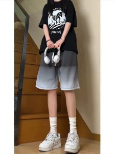 กางเกงขาสั้นชายผ้าโพลีเอสเตอร์ลายอินเทรนด์ฤดูร้อน ทรงหลวม ทรงตรง สไตล์วัยรุ่น กางเกงขายาวห้าแฉก กางเกงขายาวลำลอง