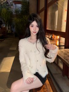 เสื้อสเวตเตอร์ถักขนสัตว์แขนยาวผู้หญิง ดีไซน์เก๋ไก๋ ทรงสลิมฟิต เสื้อคลุมกันหนาว แฟชั่นฤดูหนาว 2025 เสื้อคลุมกันหนาวผู้หญิง