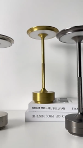 【จัดส่ง24ชม】โคมไฟตั้งโต๊ะ LED สามสี แบบไร้สาย เซนเซอร์สัมผัส ชาร์จไฟได้ สําหรับร้านอาหาร โรงแรม บาร์ ห้องนอน