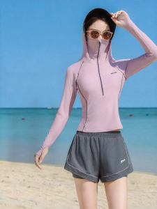 XTEP | Đồ Bơi Ôm Body Che Bụng Cổ Loại Nửa Đứng Có Mũ Lưỡi Trai Cho Kỳ Nghỉ