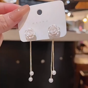 A Pair of Fashion White Camellia Tassel Earrings French Flower Pearl Drop Earring for Women