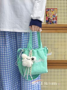 กระเป๋าผ้าใบลายใบไม้สไตล์เกาหลี INS สำหรับผู้หญิง กระเป๋าสะพายไหล่ข้างเดียว กระเป๋าสะพายข้าง กระเป๋าถือ กระเป๋าผ้าใบลายตัวอักษร กระเป๋าสำหรับเดินทาง