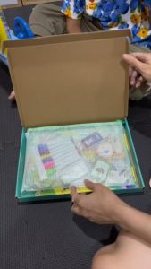 Busy Book - สมุดสติ๊กเกอร์ หนังสือ สี + กระเป๋า เก็บสำหรับเด็ก, แปะ, ติด, เขียน, ระบายสี, เรียนรู้, คำศัพท์ ภาษาอังกฤษ