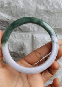 J130กำไลหยกพม่าสีม่วงอ่อนๆ เขียวแซม เนื้อเทียนวาว