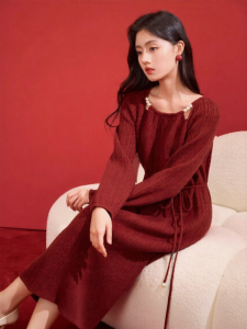 XIANGYING | Đầm Len Đỏ Dài Qua Gối Với Đường Nắn Nét Eo Cho Phụ Nữ
