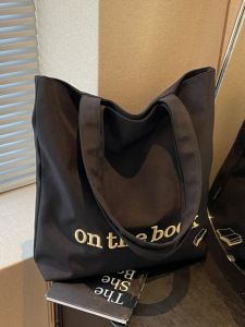 กระเป๋าผ้าแคนวาสลายตัวอักษรปักแฟชั่น กระเป๋าสะพายไหล่ข้างเดียว กระเป๋าถือสำหรับเดินทาง กระเป๋าใส่ของใช้ประจำวัน กระเป๋าถือทรงสี่เหลี่ยมแบนสำหรับผู้หญิง