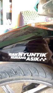 Stiker Motor: Stiker GAK NYUNTIK KURANG ASIK Vario Scoopy Beat NMAX Aerox Ninja RX King 2 Tak Ngabers