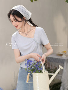 เสื้อยืดคอกลมแขนสั้นสีฟ้าอ่อนไม่สมมาตร ดีไซน์ใหม่ฤดูร้อน สำหรับผู้หญิง ทรงสลิมฟิต ลายดอกไม้ ทรงปกติ ผ้าฝ้ายผสม