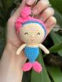 Móc khoá Nàng tiên cá len handmade. 