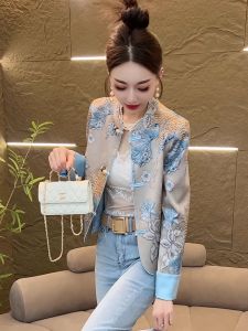 เสื้อแจ็คเก็ตผู้หญิงสไตล์จีนใหม่คุณภาพสูง แฟชั่นฤดูใบไม้ผลิ 2025 เสื้อแขนยาวพิมพ์ลายดอกไม้สไตล์ย้อนยุค ไซส์เล็ก ลำลอง