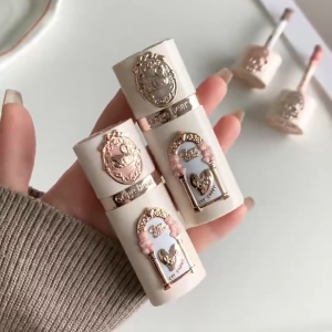 Long-Lasting Liquid Blush Long-Lasting And Natural Waterproof And Smudge-Proof Lightweight Cream Blush Moisturizing And Smooth Multi-Purpose Can Be Used As Blush And Lipstick Suitable For Everyday Makeup.