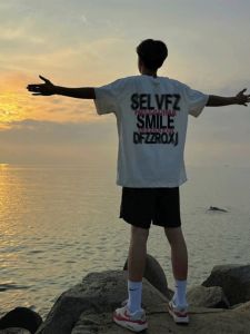 เสื้อยืดคอกลมแขนสั้นผ้าฝ้ายหลวมๆ สำหรับผู้ชาย ทรงหลวม ทรงหลวม เสื้อยืดคอกลมลายตัวอักษรสำหรับฤดูร้อน แฟชั่นผู้ชาย