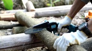 FUYAON Gergaji rantai listrik 4inci/6 inci portabel gergaji listrik Lithium dapat diisi ulang gergaji mesin taman luar ruangan rumah tangga pelat rantai bensinChainsaw mini