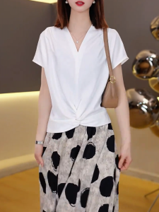 QINGNAER | Design V-Neck White Plus Size Twist Tee