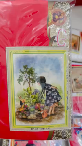 Tranh thêu kín bé gái kích thước mỗi bức là 40 x 40 cm