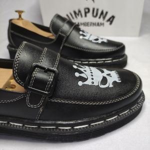Sepatu loafers pria kasual slip-on KING SKULL