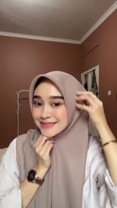 Kerudung Segiempat Polos BELLA SQUARE Hijab Pollycotton Jilbab Bela Grosir Murah Part 1 \"Full Warna\"\r\n\r\n Apa Itu Hijab Bella Square Segi Empat?\r\n\r\nHijab Bella Square Segi Empat adalah kerudung segi empat polos yang terbuat dari bahan double hycount/pollycotton. Bahan ini lebih tebal dibandingkan chiffon, sehingga memberikan rasa nyaman saat dipakai. Ukurannya adalah 113 x 113 cm, cocok untuk berbagai gaya dan model. Hijab Bella Square juga dilengkapi dengan pinggiran yang dijahit rapih, membuatnya terlihat lebih elegan.\r\n\r\n Material Hijab Bella Square\r\n\r\nBella Square / Laudya Square terbuat dari bahan double hycount/pollycotton, yang lebih tebal dibandingkan chiffon. Bahan ini memberikan rasa nyaman saat dipakai, baik saat berpergian maupun di rumah.\r\n\r\n Ukuran & Fit Hijab Bella Square\r\n\r\nHijab Bella Square memiliki ukuran 113 x 113 cm, yang cocok untuk berbagai gaya dan model. Ukuran ini memungkinkan pengguna untuk menyesuaikan penampilan mereka sesuai keinginan.\r\n\r\n Keunggulan Hijab Bella Square\r\n\r\nBeberapa keunggulan Hijab Bella Square meliputi:\r\n\r\n- Lebih tebal dibandingkan chiffon, memberikan rasa nyaman saat dipakai.\r\n- Pinggiran yang dijahit rapih, membuatnya terlihat lebih elegan.\r\n- Cocok untuk berbagai gaya dan model.\r\n- Anti melorot saat dipakai.\r\n\r\n Bagaimana Memilih Hijab Bella Square Yang Tepat?\r\n\r\n Cara Memilih Warna Hijab Bella Square\r\n\r\nBella Square tersedia dalam 50 warna berbeda, sehingga Anda dapat memilih warna yang sesuai dengan selera dan kepribadian Anda. Beberapa tips memilih warna hijab Bella Square:\r\n\r\n- Pilih warna yang sesuai dengan warna kulit Anda.\r\n- Pilih warna yang cocok dengan pakaian yang sering Anda kenakan.\r\n- Pertimbangkan suasana hati Anda saat memilih warna hijab.\r\n\r\n Tips Memilih Ukuran Hijab Bella Square\r\n\r\nHijab Bella Square memiliki ukuran 113 x 113 cm, yang cocok untuk berbagai gaya dan model. Namun, ada beberapa hal yang perlu diperhatikan saat memilih ukuran hijab Bella Square:\r\n\r\n- Pastikan ukuran hijab sesuai dengan kepala Anda.\r\n- Pertimbangkan gaya dan model yang ingin Anda pakai.\r\n- Jika Anda ingin model yang lebih longgar, pilih ukuran yang lebih besar.\r\n\r\n Tips Memilih Motif Hijab Bella Square\r\n\r\nMeskipun Bella Square adalah kerudung polos, ada beberapa hal yang perlu diperhatikan saat memilih motif:\r\n\r\n- Pilih motif yang sesuai dengan kepribadian Anda.\r\n- Pertimbangkan suasana hati Anda saat memilih motif hijab.\r\n- Pilih motif yang cocok dengan pakaian yang sering Anda kenakan.\r\n\r\n Cara Pakai Hijab Bella Square\r\n\r\n Langkah-Langkah Pakai Hijab Bella Square\r\n\r\nBerikut adalah langkah-langkah dasar untuk memakai hijab Bella Square:\r\n\r\n1. Lipat hijab menjadi segitiga.\r\n2. Tempatkan segitiga hijab di atas kepala, dengan titik sudut menghadap ke belakang.\r\n3. Tarik kedua sisi hijab ke belakang kepala.\r\n4. Lipat kedua sisi hijab ke bawah dan sematkan dengan peniti.\r\n\r\n Tips Memakai Hijab Bella Square\r\n\r\nBerikut adalah beberapa tips untuk memakai hijab Bella Square:\r\n\r\n- Pastikan hijab terlipat rapih sebelum memakainya.\r\n- Gunakan peniti atau pin untuk menahan hijab agar tidak melorot.\r\n- Gunakan jilbab tambahan jika Anda ingin model yang lebih rumit.\r\n\r\n Variasi Model Hijab Bella Square\r\n\r\nHijab Bella Square dapat digunakan untuk berbagai gaya dan model, seperti:\r\n\r\n- Model simpel dengan hijab terlipat rapih.\r\n- Model dengan jilbab tambahan untuk menambah volume.\r\n- Model dengan hijab diikat ke belakang kepala.\r\n\r\n Di Mana Saya Bisa Mendapatkan Hijab Bella Square Grosir Murah?\r\n\r\n Tempat Grosir Hijab Bella Square Murah\r\n\r\nAnda dapat mendapatkan hijab Bella Square grosir murah di berbagai toko online dan offline. Beberapa tempat yang dapat Anda coba:\r\n\r\n- Toko online hijab Bella Square.\r\n- Toko offline hijab Bella Square.\r\n- Grosir hijab Bella Square.\r\n\r\n Tips Belanja Hijab Bella Square Grosir\r\n\r\nBerikut adalah beberapa tips belanja hijab Bella Square grosir:\r\n\r\n- Bandingkan harga dan kualitas sebelum membeli.\r\n- Periksa kualitas hijab sebelum membeli.\r\n- Pastikan Anda membeli dari penjual yang terpercaya.\r\n\r\n Keuntungan Belanja Hijab Bella Square Grosir\r\n\r\nBeberapa keuntungan belanja hijab Bella Square grosir meliputi:\r\n\r\n- Harga lebih murah dibandingkan membeli satu per satu.\r\n- Bisa mendapatkan variasi warna dan motif yang lebih banyak.\r\n- Cocok untuk bisnis atau reseller.