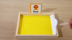MonPlay | BẢNG VIẾT CHỮ TRÊN CÁT CHO BÉ – ĐỒ CHƠI GIÁO DỤC SỚM LUYỆN CHỮ NHẬN BIẾT TỪ VỰNG