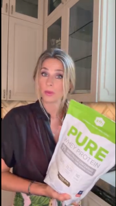 Bột SFH PURE WHEY PROTEIN VANILLA FLAVORED PREMIUM INGREDIENTS 904g chứa MCT và chất xơ cho sức khỏe tổng thể của Mỹ