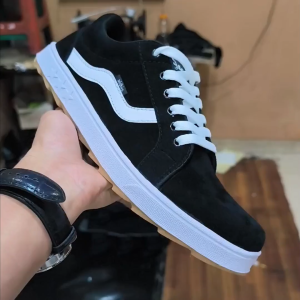 Aldhis Sepatu Pria Casual Sneakers Hitam Low Black Trendy buat Gaya dan Kerja Antislip